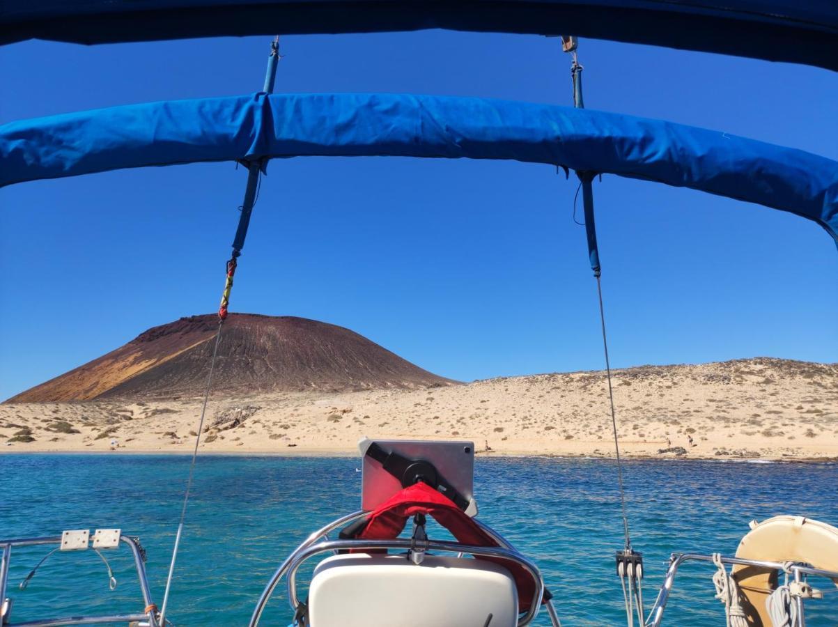 Hotel Magnifico Barco En La Graciosa à Caleta de Sebo Extérieur photo